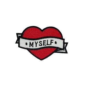 Puede incluir: Corazón rojo con una pancarta blanca que dice "• MYSELF •" en letras negras. El corazón y la pancarta están bordados.