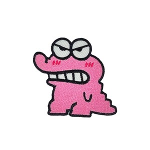 Può includere: Toppa rosa ricamata raffigurante un alligatore dei cartoni animati arrabbiato. L'alligatore ha grandi occhi con bordi bianchi, un ampio sorriso con denti visibili e segni di arrossamento. La toppa ha un bordo nero.