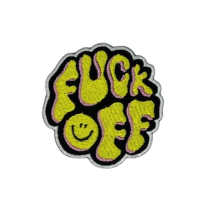 Peut inclure: Patch brodé jaune avec les mots "F**K OFF" en police de caractères à bulles avec un contour rose. Un smiley jaune se trouve au centre du patch.