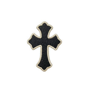 Puede incluir: Parche de cruz bordada negra con borde color crema. La cruz tiene un diseño ornamental. El parche es para ropa o accesorios.