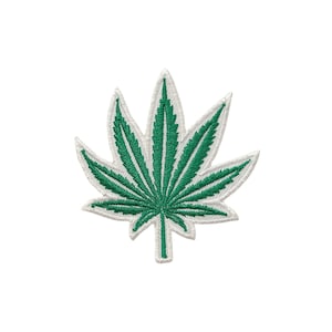 Könnte beinhalten: Grüner gestickter Marihuana-Blatt-Patch mit weißem Umriss.