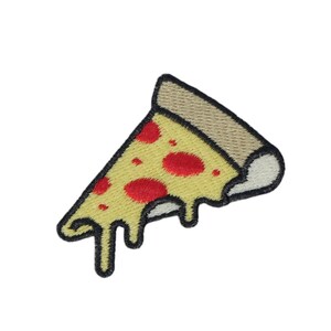 Puede incluir: Un parche bordado de una rebanada de pizza con queso derretido, en amarillo y rojo.