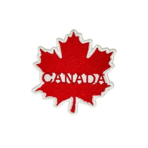 Puede incluir: Parche de hoja de arce roja con borde blanco y la palabra "CANADA" bordada en blanco. El parche es un símbolo de Canadá, a menudo utilizado en ropa.