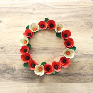 Corona de flores de cartón reciclado – Decoración de pared o centro de mesa – Pieza ecológica única – Primavera, Pascua, Boda
