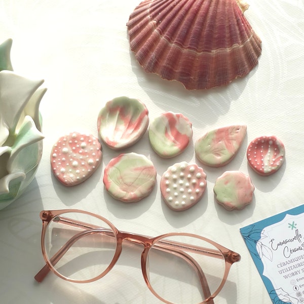 Worry Stone in Recycled Porcelain - Anti-stress stone - Small Format - Red and Green - Flower or Shell