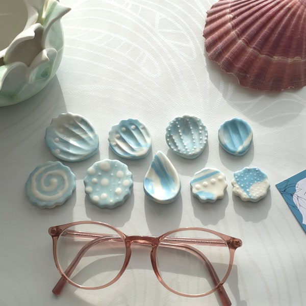 Worry Stone en Porcelaine Recyclée - Pierre anti-stress - Format Grande - Bleu - Fleur ou Coquillage