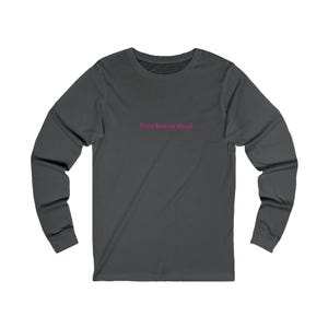 Puede incluir: Una camiseta de manga larga gris antracita con el texto "Free Karen Road" impreso en rosa en la parte delantera.