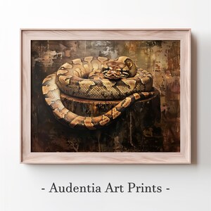 Könnte beinhalten: Ein gerahmter Druck eines Schlangen, die sich um einen Baumstumpf windet. Die Schlange ist braun und schwarz mit einem strukturierten Muster. Der Hintergrund ist in gedeckten Braun- und Beigetönen gehalten und hat eine strukturierte, abstrakte Optik.