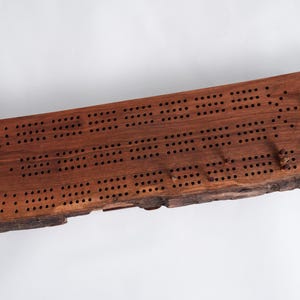 Zeefplank van walnoot met levende rand, uniek stuk, houten tokens, groot formaat