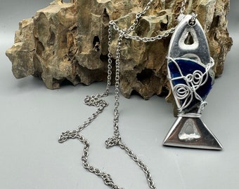 Collier avec pendentif en aluminium et pierre bleue