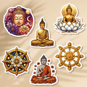 Può includere: Una collezione di adesivi colorati con illustrazioni di Buddha. Gli adesivi raffigurano Buddha in varie pose, circondato da fiori di loto, elementi celesti e ruote decorative. La tavolozza dei colori include oro, arancione, viola e blu.