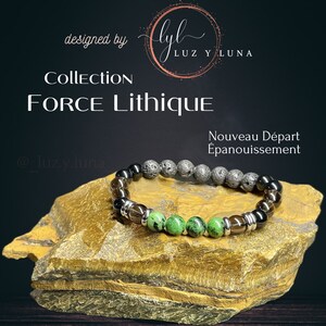 Könnte beinhalten: Ein schwarzes, braunes und grünes Perlenarmband mit Lavasteinen, Rauchquarzperlen und grünen Aventurinperlen. Das Armband hat silberne Metallscheiben und liegt auf einer braunen Steinoberfläche. Der Text "Collection FORCE Lithique Nouveau Départ Épanouissement" ist im Bild sichtbar.