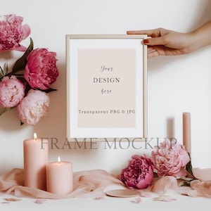 Mockup eines Rahmens mit rosa Pfingstrosen und Kerzen, Hand hält Rahmen, 300 DPI, transparentes PNG & JPG, feminines Mockup, florales Rahmen-Mockup