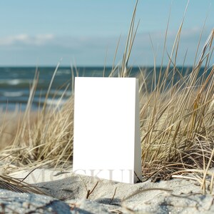 Mockup di biglietto di auguri sulla spiaggia, ricordi delle vacanze, mockup di biglietto, mockup di biglietto piegato