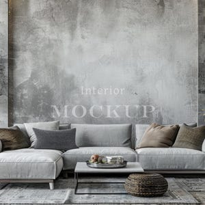 Może przedstawiać: Szara narożna sofa z szarym pufem i stolikiem kawowym w salonie z betonową ścianą. Na ścianie widnieje napis "Interior Mockup".