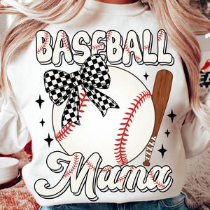 Op de afbeelding: Wit sweatshirt met de tekst "Baseball Mama" in een rood, wit en zwart lettertype. In het midden van het ontwerp staat een honkbal met een zwart-wit geblokte strik. Rechts van de honkbal staat een honkbalknuppel.