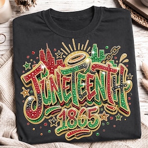 Pode incluir: Camiseta cinza escuro com um design colorido do Juneteenth. O design apresenta a palavra "Juneteenth" em vermelho, verde e preto, com o ano "1865" abaixo. O design inclui uma paisagem urbana, estrelas e elos de corrente.
