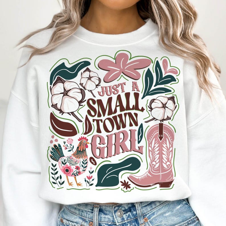 Pu&ograve; includere: Felpa bianca con un design grafico con la scritta "Just a Small Town Girl". Il design include uno stivale da cowboy rosa, cotone, fiori e un gallo. La felpa &egrave; realizzata in un materiale morbido.