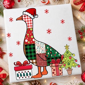 Könnte beinhalten: Eine weiße Leinwand mit einer Gänseillustration, deren Körper ein Patchwork-Muster aus rotem Vichy-Karo, grünen Punkten und schwarzem Schottenkaro aufweist. Die Gans trägt eine Weihnachtsmannmütze und steht neben zwei Geschenken und einem Weihnachtsbaum.