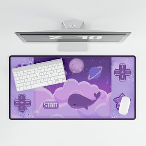 Könnte beinhalten: Lila und weiße Gaming-Tischmatte mit einem Wal, Wolken, Planeten und pixelartigen Spielcontroller-Symbolen. Der Text "START" befindet sich in der Mitte der Matte.