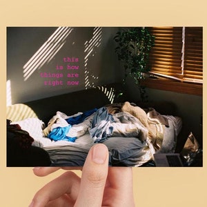 Sprüche Karte "This is how things are right now" Postkarte Sprüche Kunst Fotografie rosa nostalgia bedroom cozy New York analog Inspiration