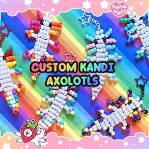 Könnte beinhalten: Handgefertigte Axolotl-Figuren aus Perlen in verschiedenen Farben, darunter Weiß, Rosa, Orange und Blau. Der Text "CUSTOM KANDI AXOLOTLS" wird auf einem Regenbogenhintergrund angezeigt. Jeder Axolotl hat einen Sternanhänger.