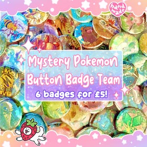 Può includere: Una collezione di distintivi rotondi e colorati con vari personaggi dei Pokemon. Il testo "Mystery Pokemon Button Badge Team" e "6 badges for £5!" sono visualizzati in un carattere giocoso. L'immagine ha un bordo rosa e blu.