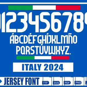 Puede incluir: Una fuente blanca con los números del 0 al 9 y el alfabeto en un estilo negrita y en bloque. La fuente está sobre un fondo azul con una pequeña bandera italiana en la parte superior e inferior. El texto "ITALY 2024" está debajo del alfabeto y el texto "JERSEY FONT" está debajo de este. La fuente está disponible en los formatos TTF, SVG, PDF, PNG y JPG.