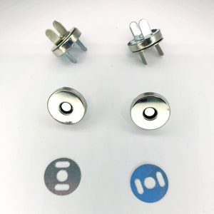 Puede incluir: Seis cierres magnéticos de presión plateados para proyectos de costura. Dos son del lado del broche y dos del lado del casquillo. Los otros dos son discos metálicos planos con un agujero en el centro.