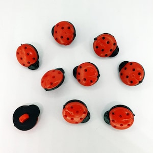 5 pezzi/lotto 13 mm*15 mm*8 mm bottoni in plastica con gambo a forma di coccinella rossa per lavori fai da te, cucito, ecc.