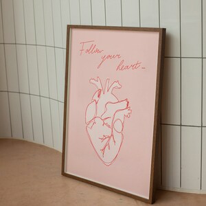 ガーリーなウォールアート - Follow Your Heart - ライトピンクのプリント、リビングルームアート、ムーディなウォールアート、寮の部屋の必需品、Y2K プリント、10 代の女の子へのギフト。