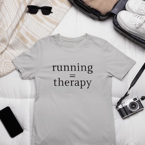 Correr es terapia - Camiseta de manga corta unisex Jersey / Camisa para correr / Camiseta de salud mental / Hobby de texto clásico, corredor y camiseta de regalo