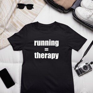 Correr es terapia - Camiseta de manga corta unisex Jersey / Camisa para correr / Camiseta de salud mental / Hobby de texto clásico, corredor y camiseta de regalo