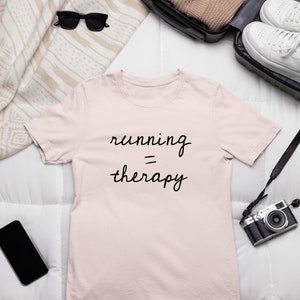 Correr es terapia - Camiseta de manga corta unisex Jersey / Camisa para correr / Camiseta de salud mental / Hobby de texto clásico, corredor y camiseta de regalo