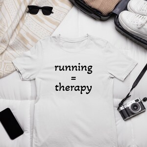 Correr es terapia - Camiseta de manga corta unisex Jersey / Camisa para correr / Camiseta de salud mental / Hobby de texto clásico, corredor y camiseta de regalo