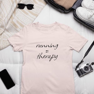 Correr es terapia - Camiseta de manga corta unisex Jersey / Camisa para correr / Camiseta de salud mental / Hobby de texto clásico, corredor y camiseta de regalo