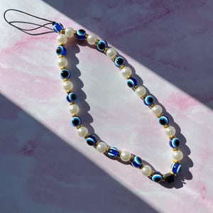Correa para teléfono con perla de ojo malvado - Pulsera para teléfono - Amuleto para teléfono hecho a mano - Accesorio azul - Joyas de perlas