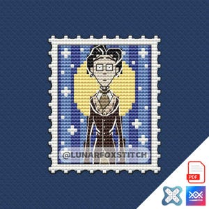 Op de afbeelding: Een kruissteekpatroon in de vorm van een postzegel met een gestileerd figuur in een pak tegen een gele maan en een donkerblauwe sterrenhemel. De tekst @LUNARFOXSTITCH is zichtbaar in het onderste gedeelte van het rechthoekige ontwerp.