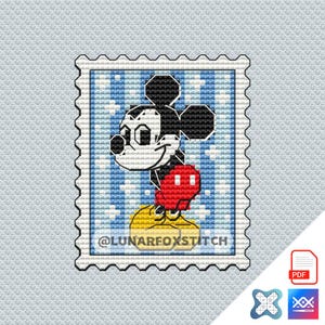 Puede incluir: Un patrón de punto de cruz con un personaje de Mickey Mouse pixelado sobre un fondo de sello postal con rayas verticales azules y blancas y estrellas blancas. El texto @LUNARFOXSTITCH está impreso en negro en la parte inferior del diseño.