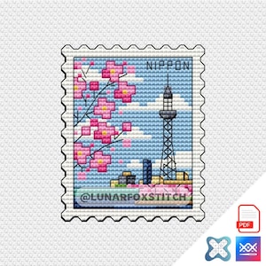 Peut inclure: Motif de point de croix d'un timbre-poste japonais représentant une branche de fleurs de cerisier roses, une haute tour et le mot "NIPPON". Le motif est sur fond blanc avec un bord festonné.