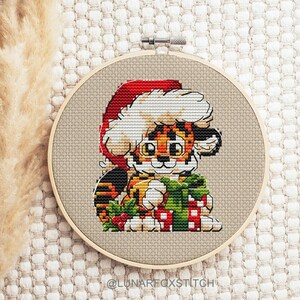 Baby Tiger Kreuzstich Stickmuster - wildes Tier Zoo Katze Haustier Stickdatei Weihnachten - PDF Sofortdownload - S