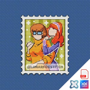 Op de afbeelding: Een kruissteekpatroon in de vorm van een postzegel met twee stripfiguren, één in een oranje trui met een bril en de andere met rood haar in een paarse jurk. De tekst @LUNARFOXSTITCH staat onderaan het ontwerp afgedrukt.