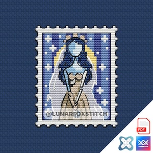 Op de afbeelding: Een kruissteekpatroon in de vorm van een postzegel met een gestileerde figuur met lang donker haar, een lichtblauw gezicht en een witte sluier tegen een donkerblauwe sterrenhemel. De tekst @LUNARFOXSTITCH staat onderaan afgebeeld.