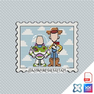 Peut inclure: Motif de point de croix représentant Buzz l'Éclair et Woody de Toy Story, présenté comme un timbre-poste. Les personnages sont représentés dans un style pixelisé avec des couleurs vives. Le texte "@LUNARFOXSTITCH" est visible en bas.