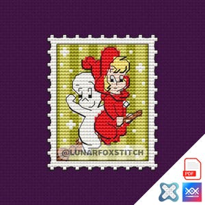 Op de afbeelding: Een kruissteekpatroon met een witte geest en een blond personage in een rode cape met capuchon op een bezemsteel, ontworpen als een postzegel met een gele achtergrond en witte sterren. De tekst @LUNARFOXSTITCH staat onderaan het patroon.