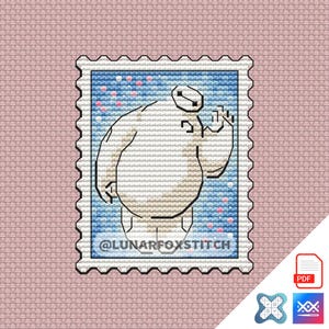 以下が含まれることがあります： 切手デザインの漫画のキャラクターのクロスステッチパターン。キャラクターは白と黒のアクセントで、青とピンクの背景に設定されています。「@LUNARFOXSTITCH」の文字が切手の下部に表示されています。