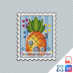 Pode incluir: Um padrão de ponto cruz em forma de selo postal com uma casa de abacaxi laranja com folhas verdes, uma porta cinza e janelas circulares. O fundo é uma grade azul clara com pequenos quadrados rosa e amarelos e o texto @LUNARFOXSTITCH.