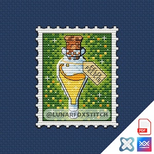 Puede incluir: Un diseño de punto de cruz de una botella de poción etiquetada "Felix Felicis" sobre un fondo verde. La botella está llena de un líquido dorado y tiene un tapón de corcho. El diseño está enmarcado dentro de un borde de sello postal, con el texto "@lunarfoxstitch" en la parte inferior.