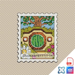 居心地の良い家の穴が開いたドアの切手クロスステッチパターン - 自然ファンタジー刺繍（PDFダウンロード）