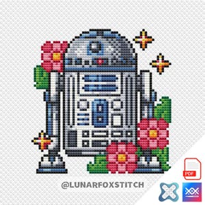 Könnte beinhalten: Kreuzstichmuster von R2-D2 mit rosa Blumen und grünen Blättern. Der Roboter ist in Blau-, Weiß- und Grautönen gehalten. Goldene Sternausbrüche befinden sich im Hintergrund. Der Text "@LUNARFOXSTITCH" steht unten.